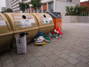 Containerstandplatz einen Tag nach der kompletten Reinigung